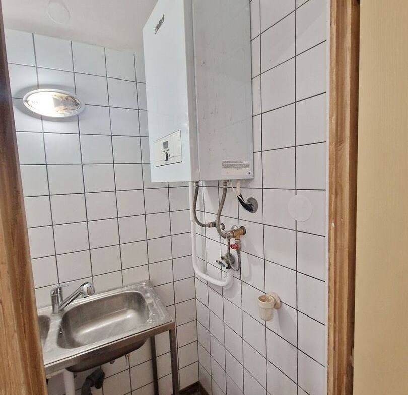 810